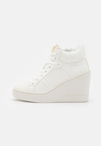 Sneakers albe de tip wedge cu vârf texturat, superior din piele netedă și șireturi plate. Prezintă perforații minime și un design al tălpii ridicate.