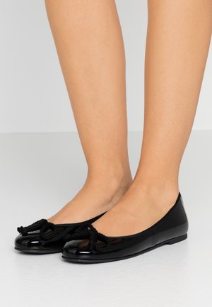 Ballerines en cuir verni noir avec un bout arrondi, ornées d'un accent en corde noire texturée à l'avant et d'une semelle plate.