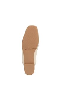 Suola di scarpa chiara con una superficie texture; presenta una forma arrotondata e un leggero tacco. Design pulito adatto a vari stili.