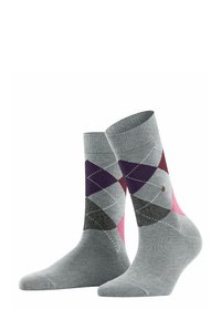 Calzini grigi con un motivo argyle in viola, nero e rosa, con un piccolo emblema dorato sul lato, appoggiati su uno sfondo bianco.