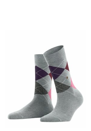 Calzini grigi con un motivo argyle in viola, nero e rosa, con un piccolo emblema dorato sul lato, appoggiati su uno sfondo bianco.