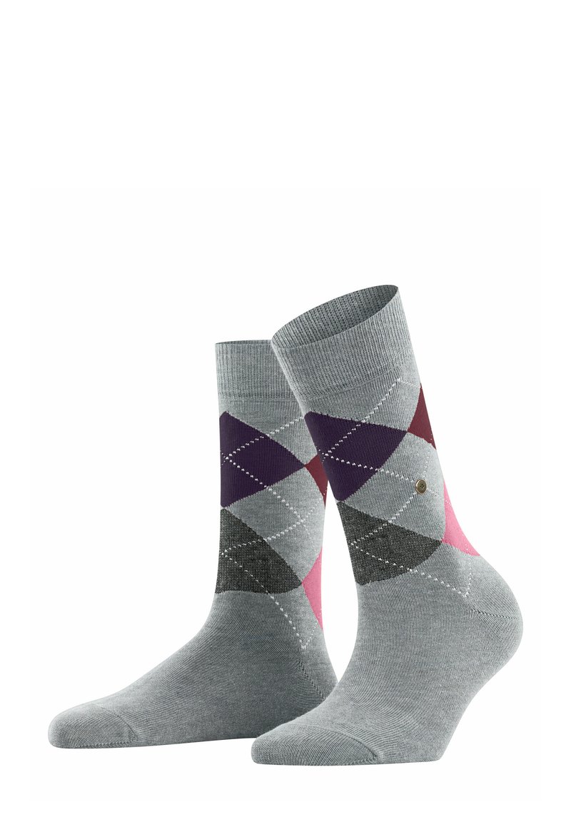 Calzini grigi con un motivo argyle in viola, nero e rosa, con un piccolo emblema dorato sul lato, appoggiati su uno sfondo bianco.