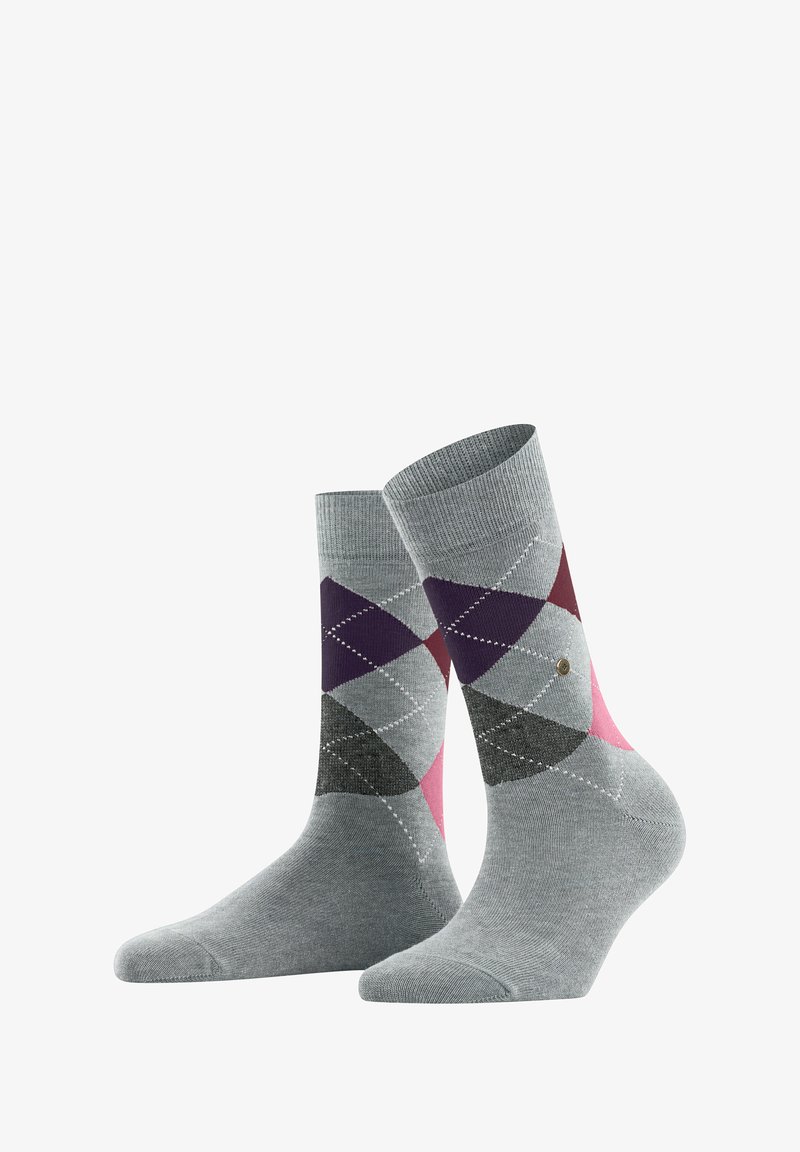 Szare skarpetki w wzór argyle w kolorach fioletowym, czarnym i różowym, z małym złotym emblematem po boku, ułożone na białym tle.