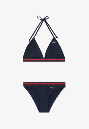 Diepblauwe FILA bikini met rode streepaccenten, triangel haltertop met strikjes en bijpassende low-rise broekjes.
