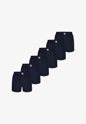 Zes marineblauwe katoenen herenboxershorts, diagonaal gerangschikt op een witte achtergrond.