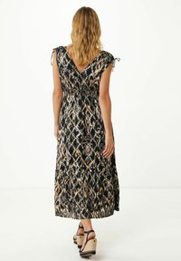 Maxikleid mit V-Ausschnitt und plissiertem Stoff. Verfügt über einen mehrfarbigen Tierdruck, einen elastischen Bund und einen Rüschensaum. Bindebänder an den Schultern.