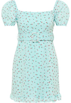 Hellblaues kurzes Kleid mit Puffärmeln, eckigem Ausschnitt, tailliert mit Gürtel und kleinen Blumenmustern mit roten Kirschen und grünen Blättern.