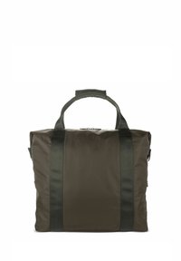Borsa in nylon verde oliva di forma rettangolare, con doppi manici superiori e tracolle scure a contrasto. Presenta una texture liscia e una chiusura con zip.