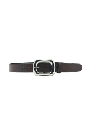 Ceinture en cuir marron avec une large boucle rectangulaire argentée brillante et une seule boucle sur fond blanc.