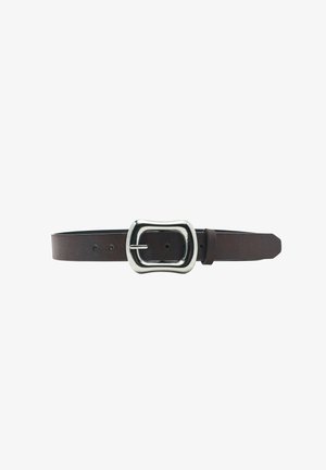 Ceinture en cuir marron avec une large boucle rectangulaire argentée brillante et une seule boucle sur fond blanc.