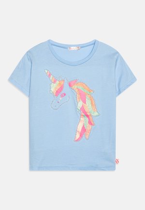 Lyseblå kortærmet børnet-shirt med et farverigt design af en enhjørningehoved og manke lavet af skinnende pastelfarver og små sølvnitter.