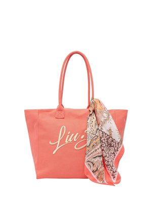 Borsa a tracolla corallo con manici in tessuto, logo bianco in corsivo sul davanti e foulard di seta con fantasia drappeggiato su un lato.