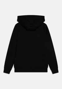 Czarna bluza z kapturem o prostym designie, z dużą tylną kieszenią, ściągaczami przy rękawach oraz miękkim, teksturowanym wykończeniem.
