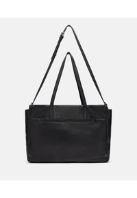 Czarna skórzana torba tote z dwoma krótkimi uchwytami i jednym regulowanym długim paskiem. Posiada przednią kieszeń i gładką fakturę o minimalistycznym wzornictwie.