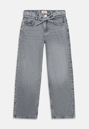 Pantaloni in denim grigio con design a gamba larga, dotati di una vita con lacci, tasche frontali e dettagli testurizzati sottili.