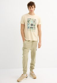 INSIDE Camiseta estampada - beige