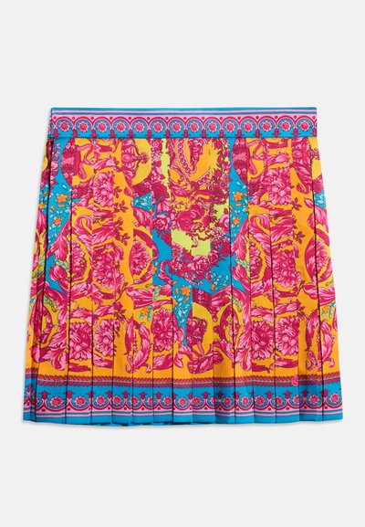 Πλισέ φούστα με έντονα κίτρινα, ροζ, μπλε και πράσινα ανθισμένα και διακοσμητικά μοτίβα και μπλε διακοσμητική ζώνη στη μέση.