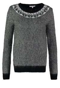 Pull gris en maille à manches longues, avec poignets et ourlet noirs, et détails décoratifs de perles au niveau du col.