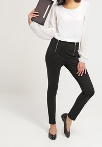 Guess Tygbyxor - black