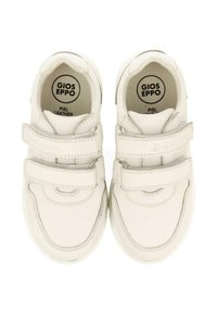 Zapatillas de cuero blancas con dos correas de Velcro, punta redondeada, interior acolchado y marcadas "GIOS EPPO PIEL LEATHER" en las plantillas.