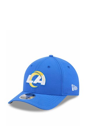 Casquette bleue en tissu avec un design structuré. Présente un logo brodé 'LA' en blanc et jaune sur l'avant. Visière incurvée.