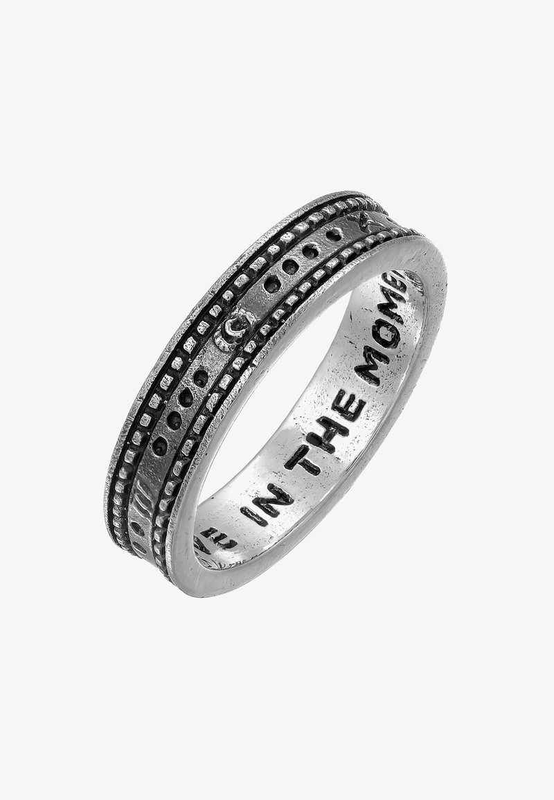 Sidabrinis žiedas su tekstūruota paviršiumi, turintis dvi raštuotas juostas ir išgraviruotą tekstą vidinėje pusėje: "gyvenk šiuo metu."