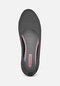 Chaussure grise à enfiler avec une tige en mesh texturé, doublure intérieure rose et un design à bout rond. Présente un logo de marque discret sur le talon.