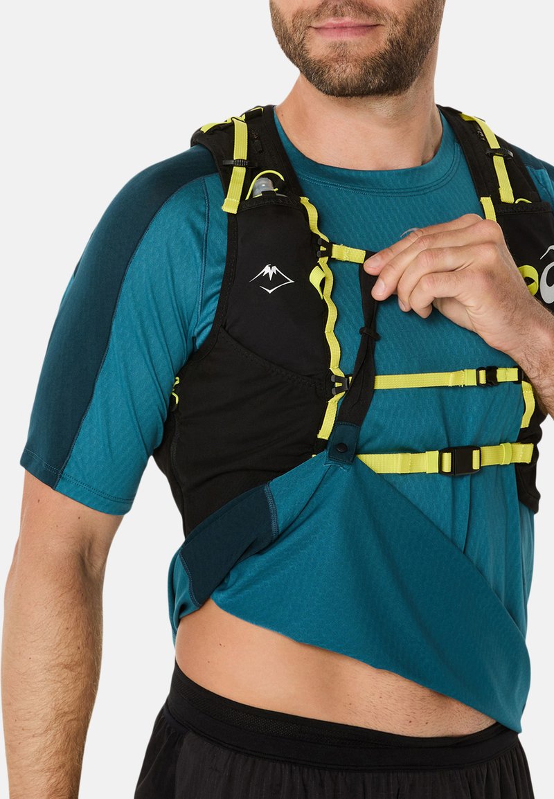 Gilet de course noir et turquoise avec des straps jaunes, doté d'un logo, de clips réglables et d'un design épuré pour les activités en plein air.