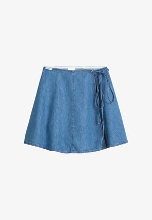 Mini-jupe portefeuille en denim avec fermeture à nouer sur le côté et coutures apparentes, en délavage bleu moyen.