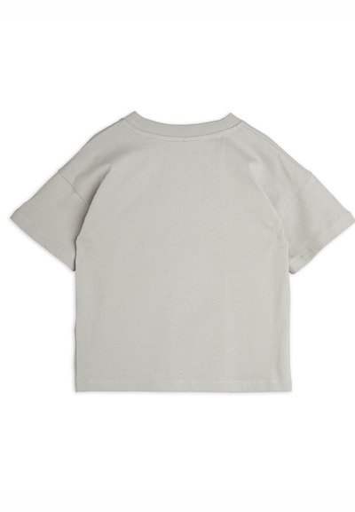 Lysegrå kortermet t-skjorte med rund hals, med en jevn tekstur og enkel design, uten mønstre eller dekorasjoner.