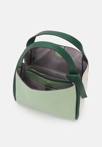 Kolorowa torebka z teksturowanej skóry w odcieniach zieleni, kremu i jasnej zieleni. Wnętrze w kolorze szarym z zasuwaną wewnętrzną kieszenią.