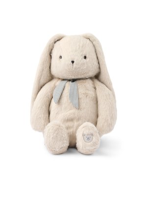 Un doux lapin en peluche beige avec de longues oreilles, des yeux noirs, un nœud en ruban à carreaux et un petit patch en forme d'ours sur sa patte.