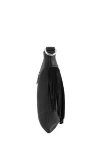 Bolso de cuero negro con acabado texturizado, perfil delgado, herrajes plateados y un detalle decorativo de flecos en el lateral.