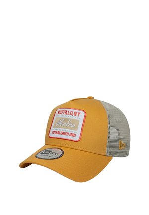 Gorra de béisbol amarilla con malla trasera gris, que presenta un parche rectangular con "Buffalo, NY" y "New Era, Established 1920" en colores contrastantes.