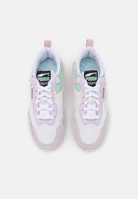 Bílé sportovní boty s levandulovými a mintovými akcenty, texturovaná síťovina, polstrovaný límec a bílé tkaničky. Na jazyku se nachází logo.