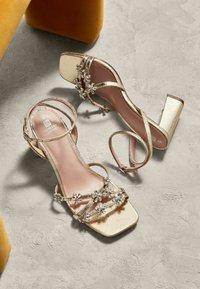 Next FOREVER COMFORT® JEWEL FLOWERS BLOCK HEEL REGULAR FIT - Sandalai - gold