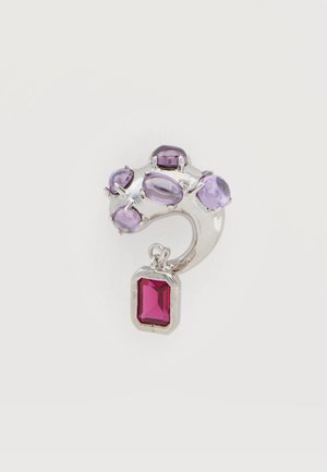 Bague en argent avec cinq pierres ovales violettes et un pendentif en forme de pierre précieuse rectangulaire rouge suspendu sur un fond blanc.