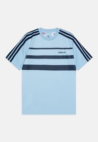 Camiseta de algodón azul claro con rayas horizontales marinas, que presenta tres rayas marinas en cada hombro y un pequeño logo negro de Adidas.