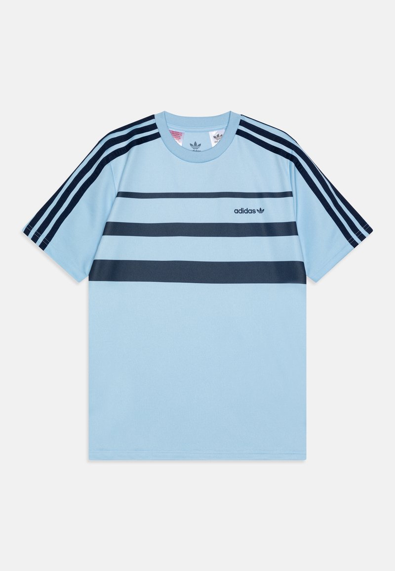 Camiseta de algodón azul claro con rayas horizontales marinas, que presenta tres rayas marinas en cada hombro y un pequeño logo negro de Adidas.