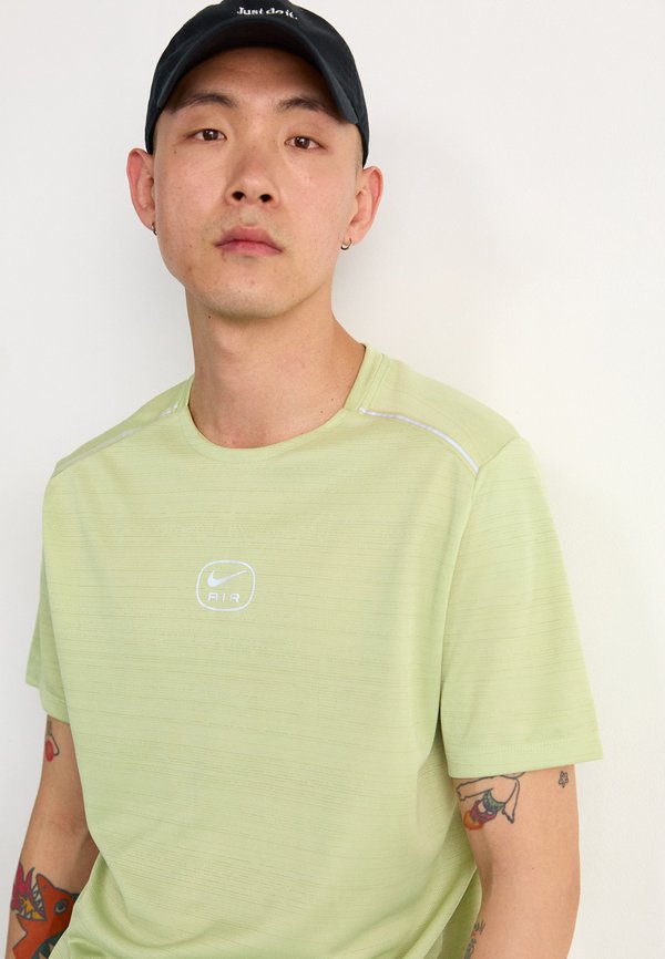 AIR RUN TEE - Print T-shirt - olive aura3