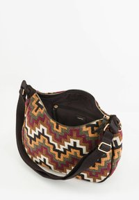 Wielokolorowa pleciona torba na ramię z wzorem zygzakowatym w kolorach czerwonym, żółtym i czarnym. Posiada górny zamek błyskawiczny i regulowany pasek.
