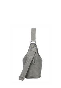 Borsa a tracolla in pelle grigia con una superficie liscia, una larga tracolla regolabile e borchie metalliche decorative sulla tracolla. Presenta un fondo arrotondato.