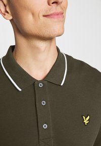 Lyle & Scott TIPPED - Polo - olive/white