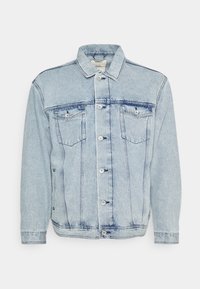 Vaaleansininen farkkutakki napituksella edessä, kahdella rintataskulla ja terävällä kauluksella. Sisältää näkyvää ommelta ja rentoa istuvuutta.