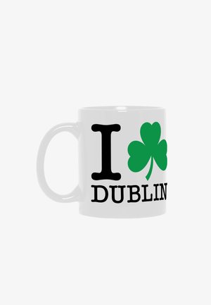Witte keramische mok met de tekst "I" en een groen klavertje vier symbool, gevolgd door "DUBLIN" in zwarte letters aan één zijde.