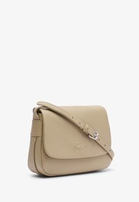 Sac bandoulière en cuir beige avec un rabat arrondi, une sangle réglable et des finitions en argent. Présente un logo en relief à l'avant.