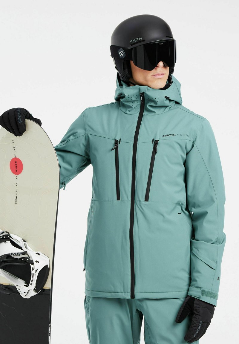Mintgroene sneeuwjack met zwarte ritsen en accenten, voorzien van twee ritszakken en een capuchon, gecombineerd met een zwarte helm en snowboard.