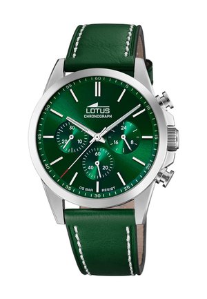 Groene Lotus chronograafhorloge met zilveren kast, drie subdials, witte uurmarkeringen en groene leren band met witte stiksels.