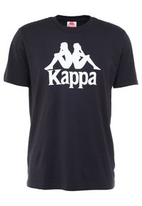 Černé tričko s krátkým rukávem a bílým logem "Kappa" se siluetami sedícího muže a ženy zády k sobě na hrudi.