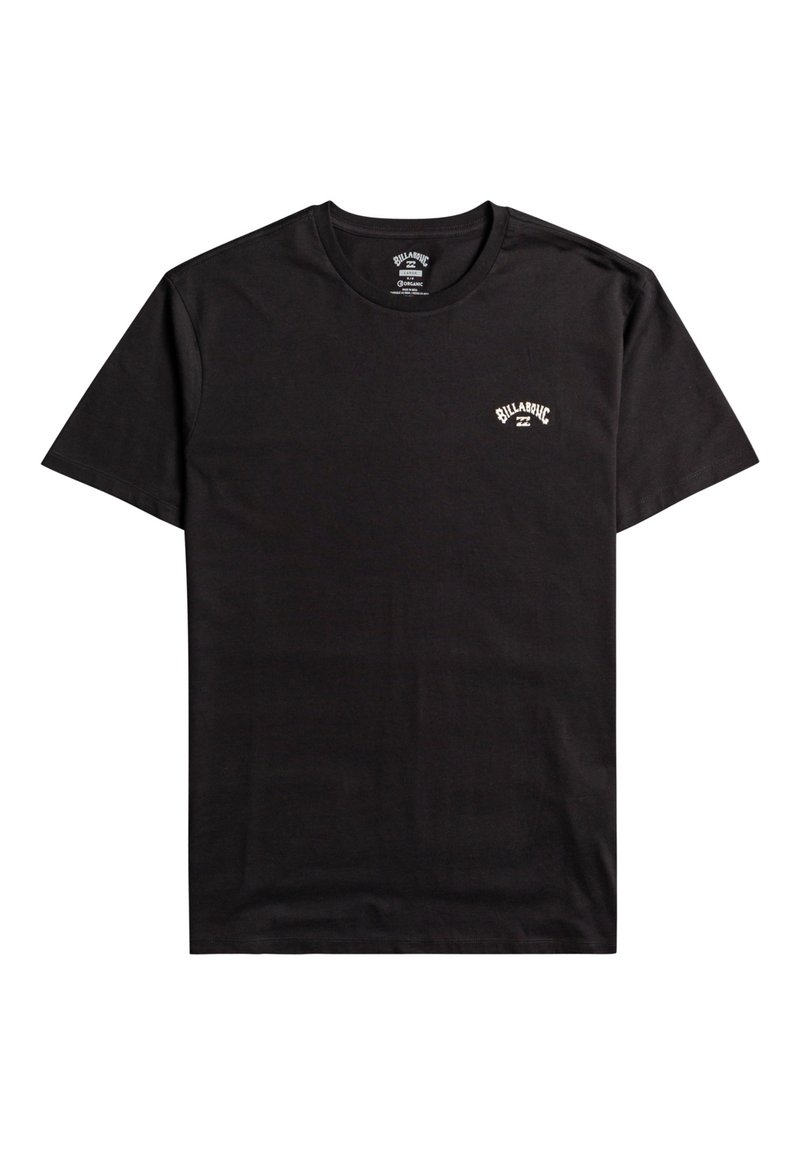 Zwarte katoenen T-shirt met korte mouwen, ronde hals en een klein wit logo op de linkerkant van de borst. Zachte textuur, standaard pasvorm ontwerp.